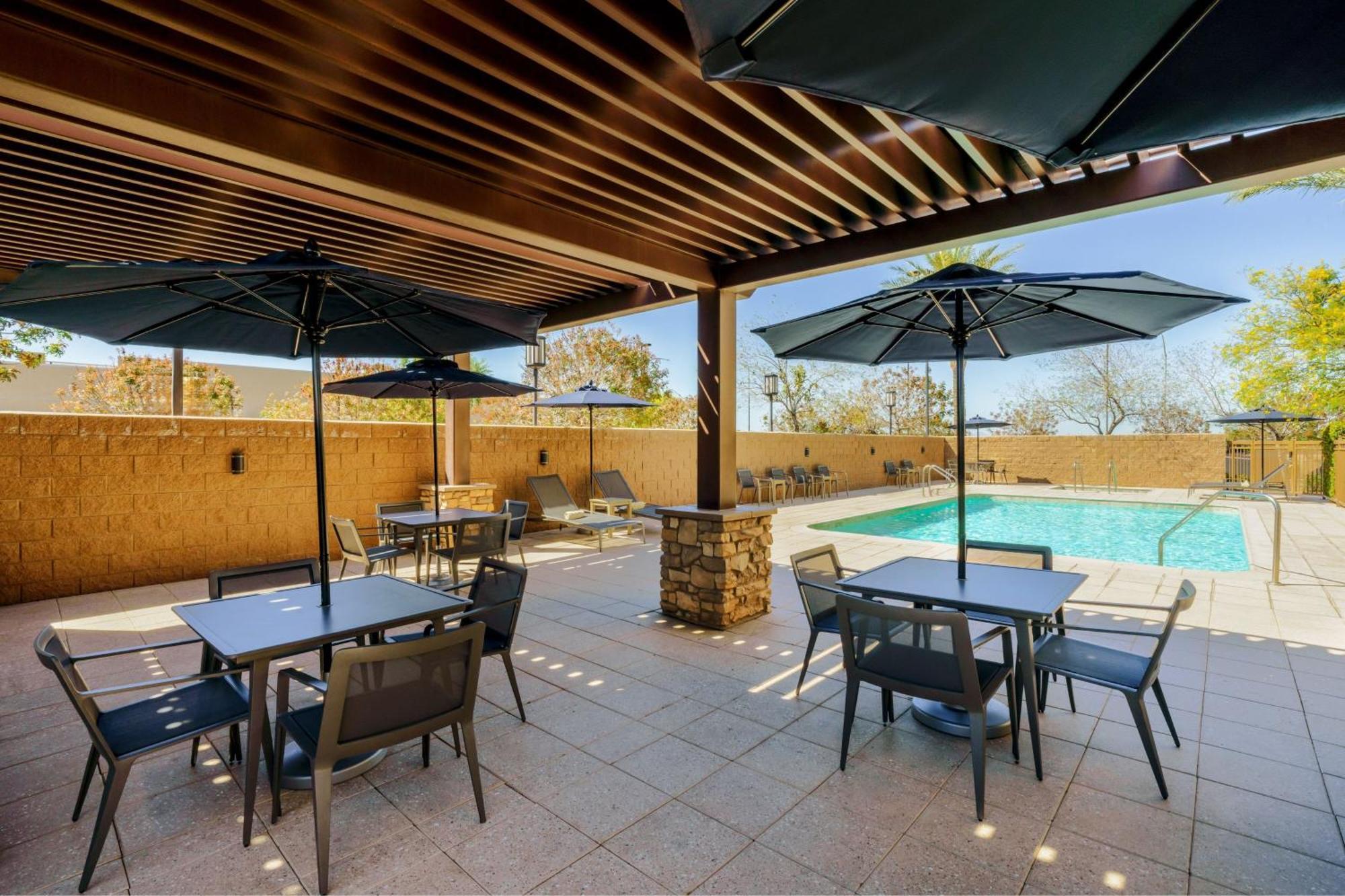 Courtyard By Marriott Phoenix Mesa Gateway Airport Exterior foto