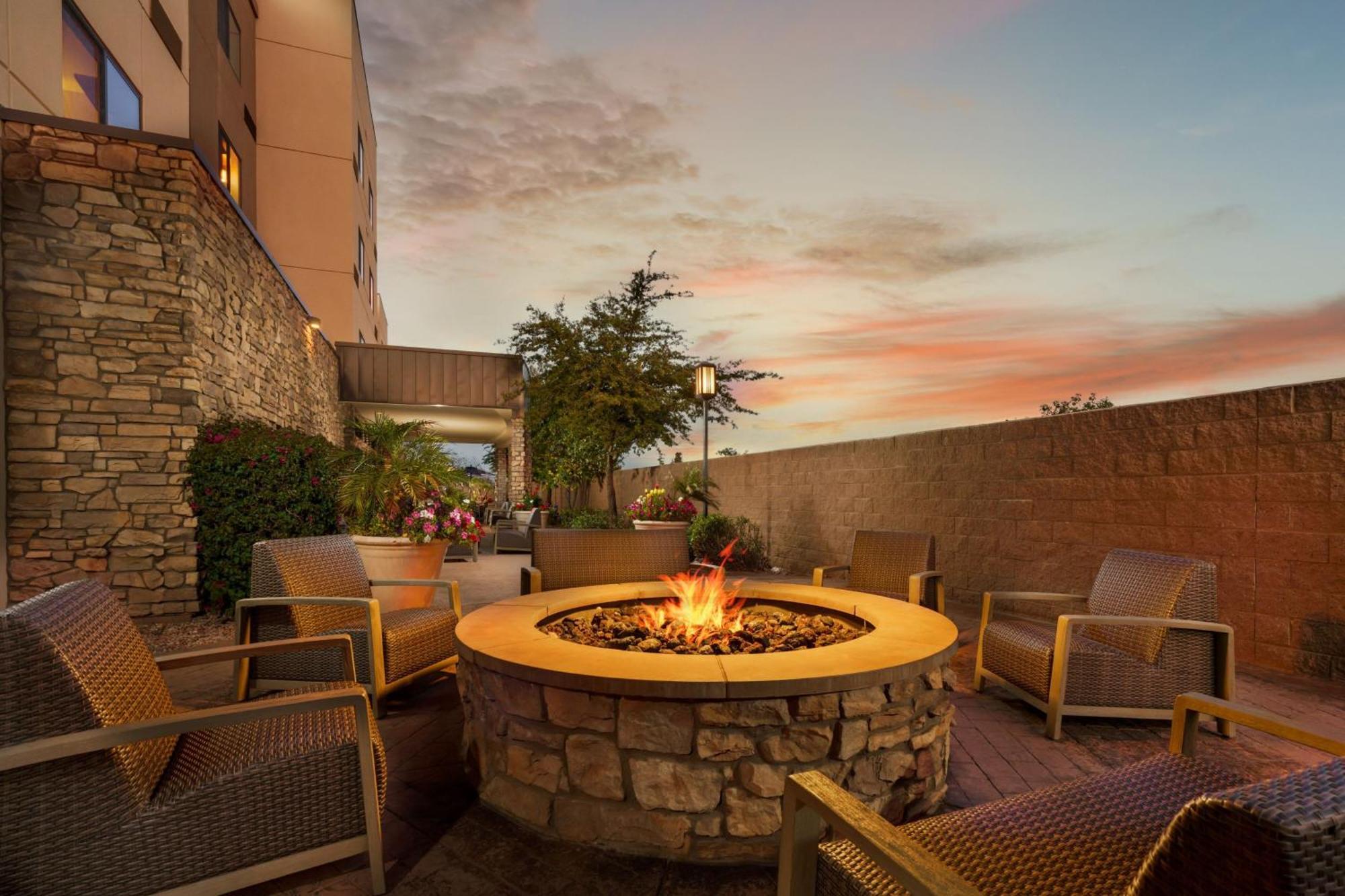 Courtyard By Marriott Phoenix Mesa Gateway Airport Exterior foto